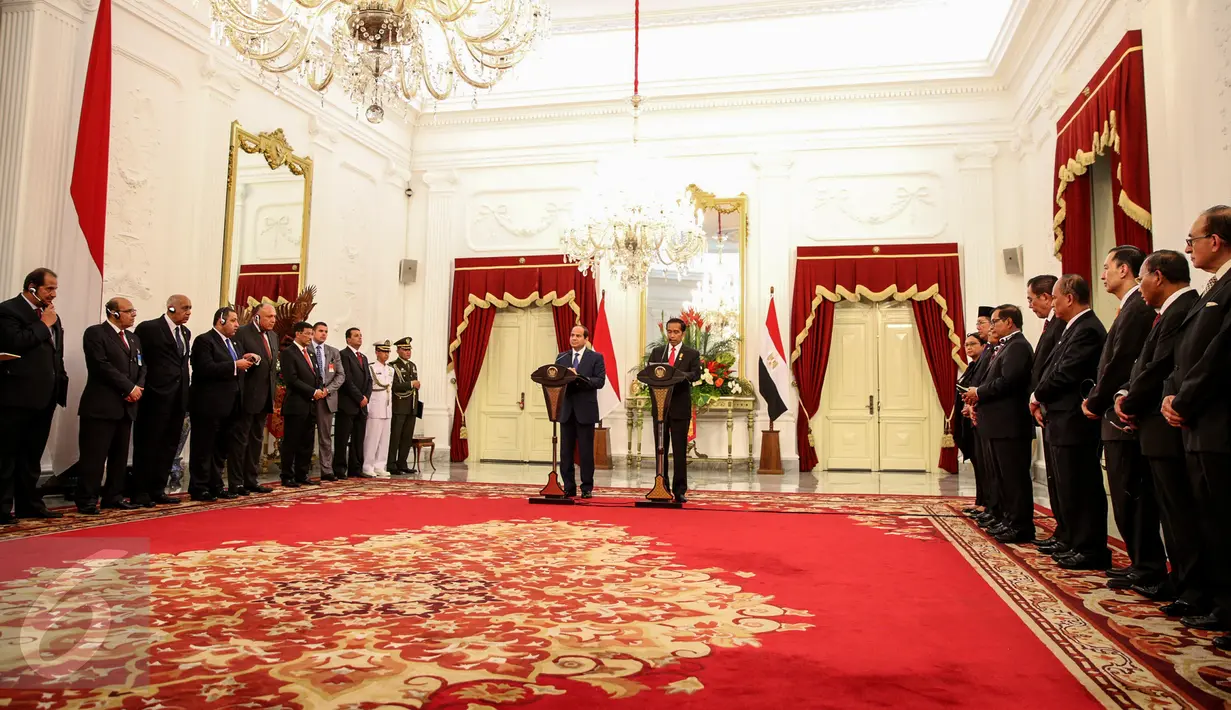 Presiden Jokowi menggelar konferensi pers bersama dengan Presiden Mesir Abdel Fattah Al Sisi di Istana Merdeka, Jakarta, Jumat (4/9/2015). Kunjungan Al Sisi untuk mengadakan kerjasama ekonomi dengan Indonesia. (Liputan6.com/Faizal Fanani)