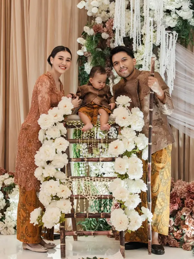 Potret Baby Arash Anak Aaliyah Massaid di Tedak Siten, Kembaran Serasi Pakai Mini Beskap dengan Sang Ayah Thariq Halilintar