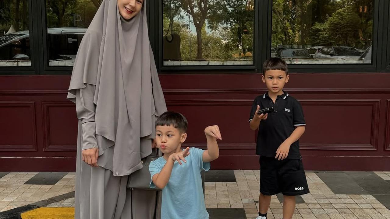6 Potret Paula Verhoeven Tampil Cantik dengan Busana Syar'i Bareng Anak-Anak, Wajahnya Disebut Makin Fresh