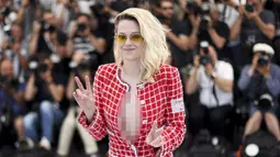 Kristen Stewart berpose untuk fotografer pada sesi pemotretan untuk film Crimes of the Future di Festival Film Cannes, Prancis, 24 Mei 2022. (Photo by Vianney Le Caer/Invision/AP)