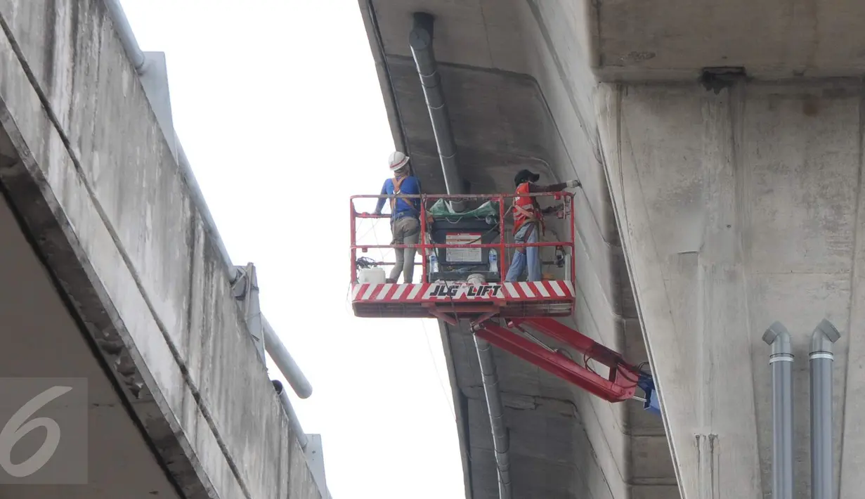 Aktivitas pekerja yang sedang memasang pipa saluran air di jalan layang khusus TransJakarta Tendean-Ciledug, Jakarta, Kamis (24/22). Proyek pembangunan jalan layang Transjakarta Koridor XIII Tendean-Ciledug sudah hampir rampung (Liputan6.com/Helmi Afandi)