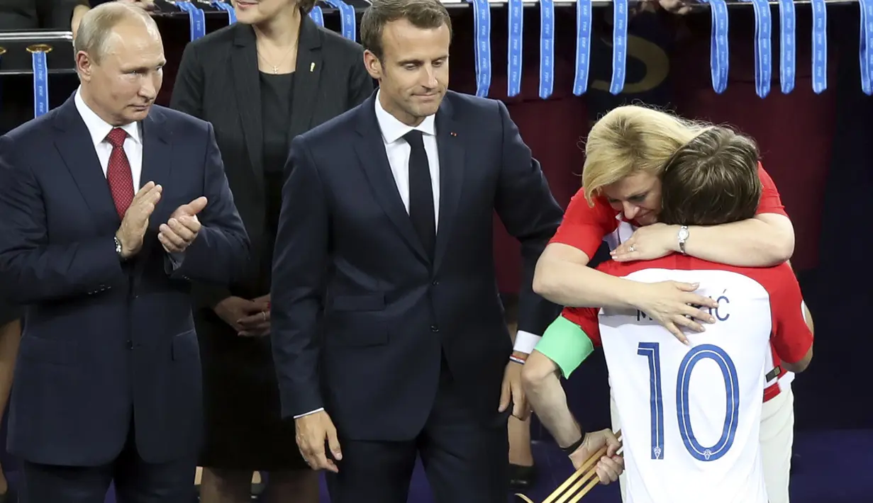 Pelukan hangat Presiden Kroasia, Kolinda Grabar-Kitarovic untuk Luka Modric usai final Piala Dunia 2018 di Luzhniki Stadium, Moskow, Rusia, (15/7/2018). Meski Kroasia kalah Kolinda tetap tersenyum manis. (AP/Thanassis Stavrakis)