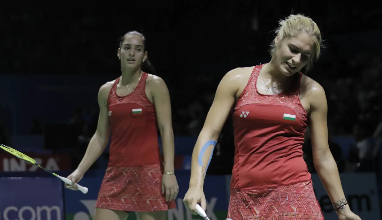 Ganda putri Bulgaria, Stefani Stoeva/Gabriela Stoeva, saat melawan wakil Korsel, Lee So Hee/Shin Seung Chan, pada Indonesia Open di Istora Senayan, Rabu, (4/7/2018). Stoeva bersaudara takluk 21-15 10-21 22-20. (Bola.com/M Iqbal Ichsan)