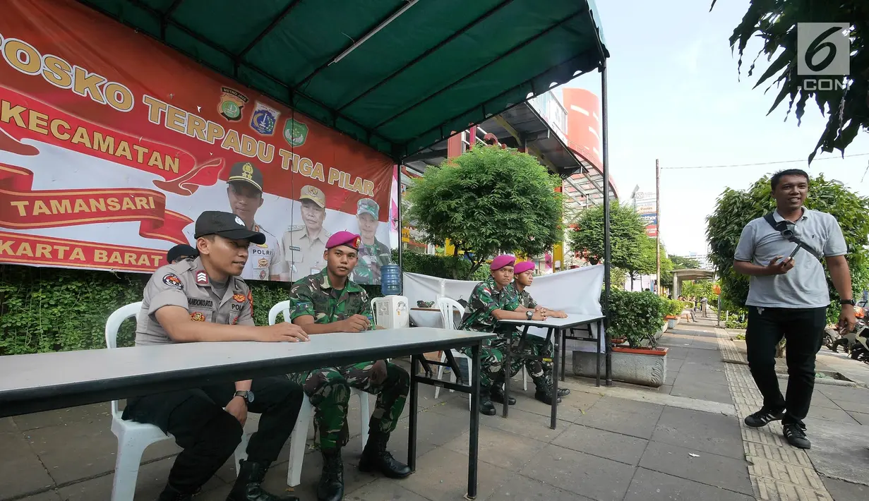 Petugas sedang berjaga di pusat perbelanjaan di kawasan glodok, Jakarta, Selasa (21/5/2019). Penjagaan berkaitan dengan rencana massa yang akan menggelar aksi unjuk rasa pada 22 Mei 2019 usai pengumanan hasil Pemilu KPU. (Liputan6.com/Herman Zakharia)