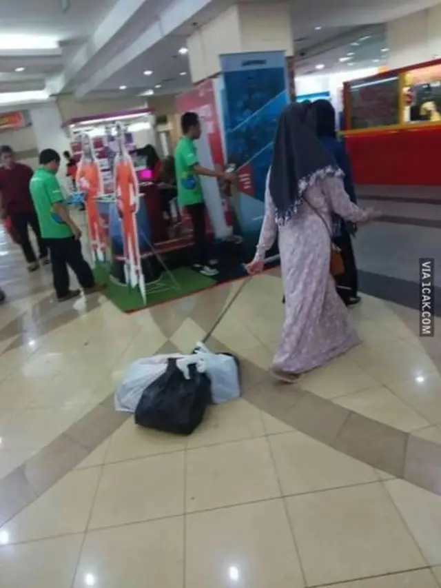 6 Tingkah Ibu-Ibu Terlalu Santai Ini Kocak, Cuek Level Maksimal