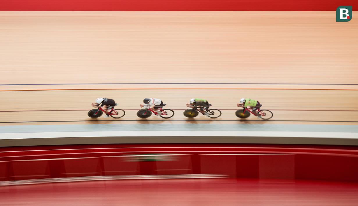 Tim putra balap sepeda Indonesia berlatih untuk persiapan UCI Track Nations Cup 2023 di Jakarta International Velodrome, Rawamangun, Jakarta Timur, Kamis (16/02/2023). Ajang UCI Track Nations Cup 2023 akan berlangsung pada 23-26 Februari 2023. (Bola.com/Bagaskara Lazuardi)