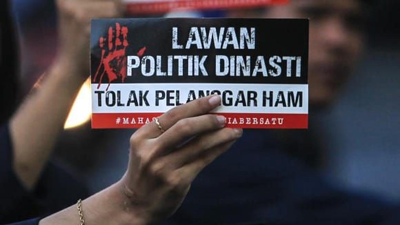 Dalam aksinya, para mahasiswa membagikan stiker 'Lawan Politik Dinasti' kepada pengguna jalan.