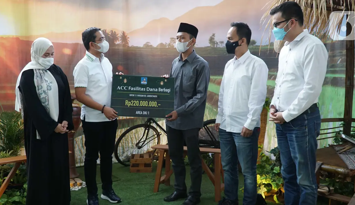 Customer Retention Division Head Vivi Elfira, COO Ezar Kumendong didampingi Area Manager DKI 1 Sovi Herlambang dan David Thamrin secara simbolis menyerahkan donasi kepada Yayasan Media Kasih pada bulan Ramadan bertajuk Perjalanan Ramadan ACC di Jakarta, Sabtu (01/05/2021). (Liputan6.com/Pool/ACC)