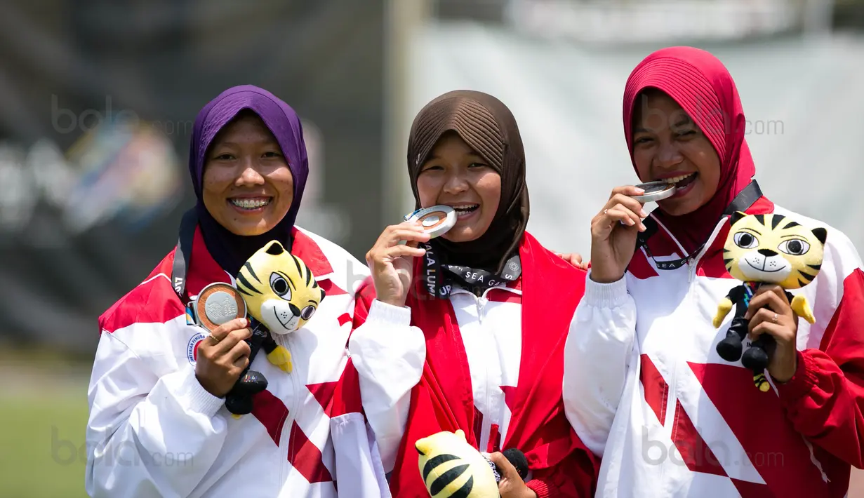 Tim Panahan Putri Indonesia beregu recurve, Titik Kusunawardani ,Linda Lestari, Diananda Choirunisa, meraih medali perak usai tampil di MSN Archery Centre, Kuala Lumpur, Malaysia, Selasa (21/8). Indonesia kalah 1-5. (Bola.com/Liputan6/Faizal Fanani)