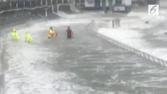 Seorang pria dalam kondisi mabuk bersikeras untuk berenang di tengah ombak besar saat Topan Mangkhut melanda. Ketinggian ombak mencapai 3 meter.