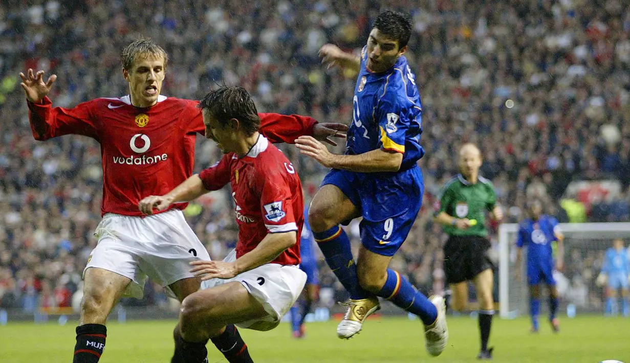 Gary dan Philip Neville. Pasangan kakak beradik, Gary Neville (tengah) dan Phil Neville meraih trofi Liga Champions secara bersamaan pada musim 1998/1999 saat memperkuat Manchester United. Bahkan, di musim tersebut keduanya berperan membawa Setan Merah meraih treble winners. (AFP/Magi Haroun)