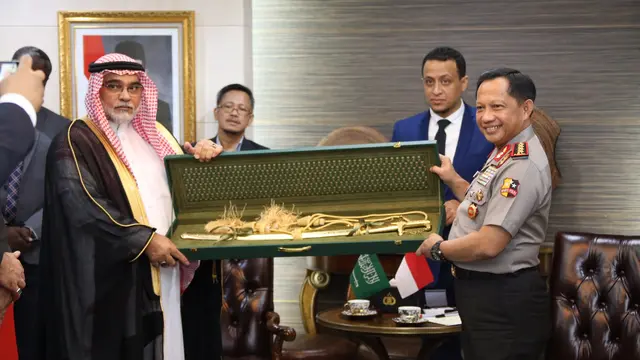 Kapolri Terima Pedang berlapis emas dari Duta Besar Kerajaan Arab Saudi