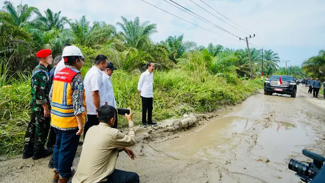 Jalan rusak di Labuhan Batu Utara