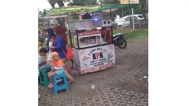 6 Spanduk Singkatan di Tempat Umum Ini Bikin Mikir Keras