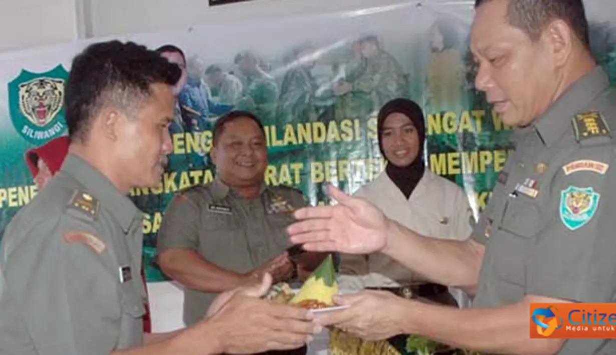 Citizen6, Bandung: Acara diakhiri dengan Pemotongan Tumpeng oleh  Kapendam dan diserahkan langsung kepada Prajurit yang akan memasuki Purna tugas Peltu Dedi Setiawan. (Pengirim: Pendam3)