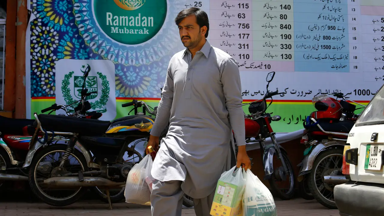 Warga Pakistan Belanja Kebutuhan Ramadan