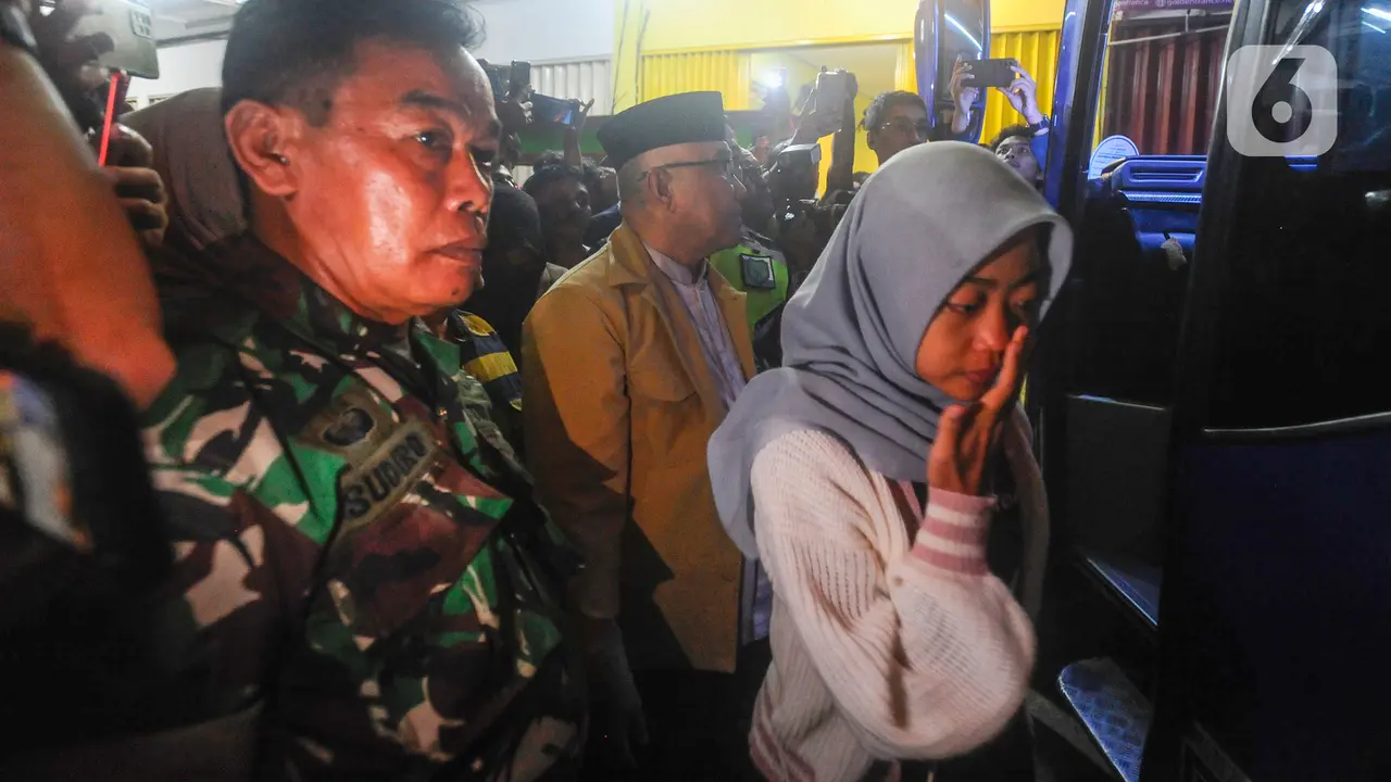 Tangis Histeris Orang Tua Sambut Siswa SMK Lingga Kencana yang Selamat