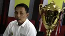 Manajer tim Bhayangkara FC, I Nyoman Yogi Hermawan, saat memperkenalkan pemain baru, Saddil Ramdani, di Mess Bhayangkara, Jakarta, Sabtu (8/2). Saddil menjadi rekrutan terakhir Bhayangkara FC.(Bola.com/Yoppy Renato)