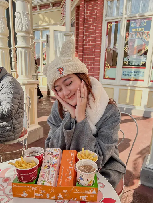 Memakai topi dengan hiasan telinga dan pose yang imut, membuat banyak penggemar terpesona. Sosok Salsha yang selalu tampil menawan ini selalu berhasil menuai banyak pujian dari para penggemar di media sosial Instagram. (Liputan6.com/IG/@salshabillaadr)