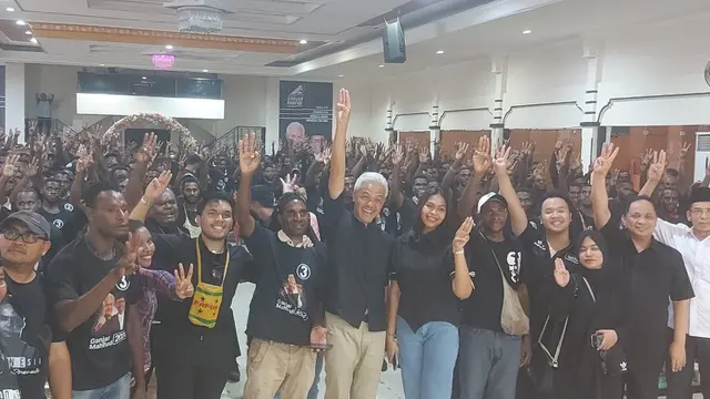 Calon presiden (capres) nomor urut tiga Ganjar Pranowo menanggapi pertanyaan relawan dan mahasiswa terkait langkah yang akan diambil untuk mendamaikan Bumi Papua dari konflik Kelompok Kriminal Bersenjata (KKB).