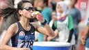 Pelari putri melintasi Jalan MH Thamrin saat mengikuti lari maraton putri nomor 42 kilometer Asian Games 2018, Jakarta, (26/8). Maraton ini dimulai dari Stadion GBK-Simpang Mangga Besar-Bundaran Senayan dan kembali ke GBK. (Merdeka.com/Iqbal S. Nugroho)