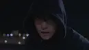 Video teaser dimulai dengan Vigilante yang terselubung dalam kegelapan saat dia memberikan keadilan kepada para penjahat, dengan menyatakan, "Aku akan menunjukkan kepadamu apa itu neraka.” (Foto: Disney+ Hotstar)