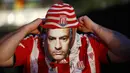Suporter Stoke City menggunakan topeng pelatih Chelsea Jose Mourinho pada laga Liga Premier Inggris di Stadion Britania, Minggu (8/11/2015) dini hari WIB. Mourinho dilarang mendampingi timnya oleh Football Association ( FA ). (Reuters/Darren Staples)