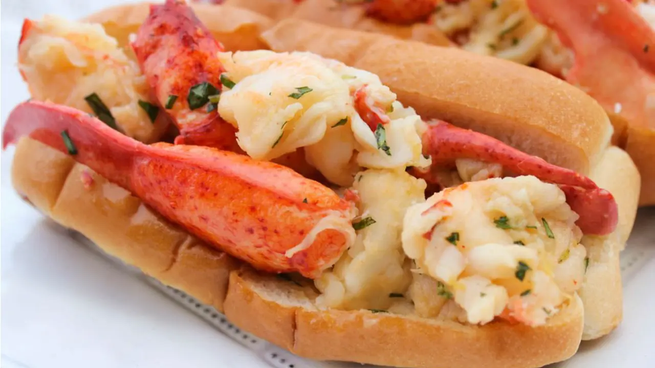 Mencicipi Kelezatan Lobster Roll dalam 10 Potret Menggiurkan