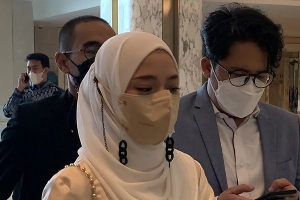 Nissa Sabyan dan Ayus saat menghadiri acara pernikahan Ria Ricis dan Teuku Ryan