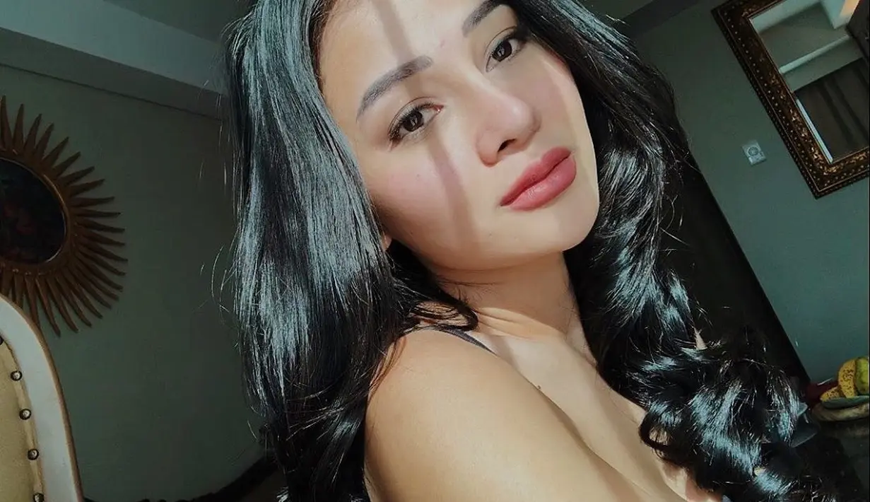 Mutia Ayu juga tetap terlihat cantik dengan rambut panjang hitamnya yang terurai. (Liputan6.com/IG/@mutia_ayuu)
