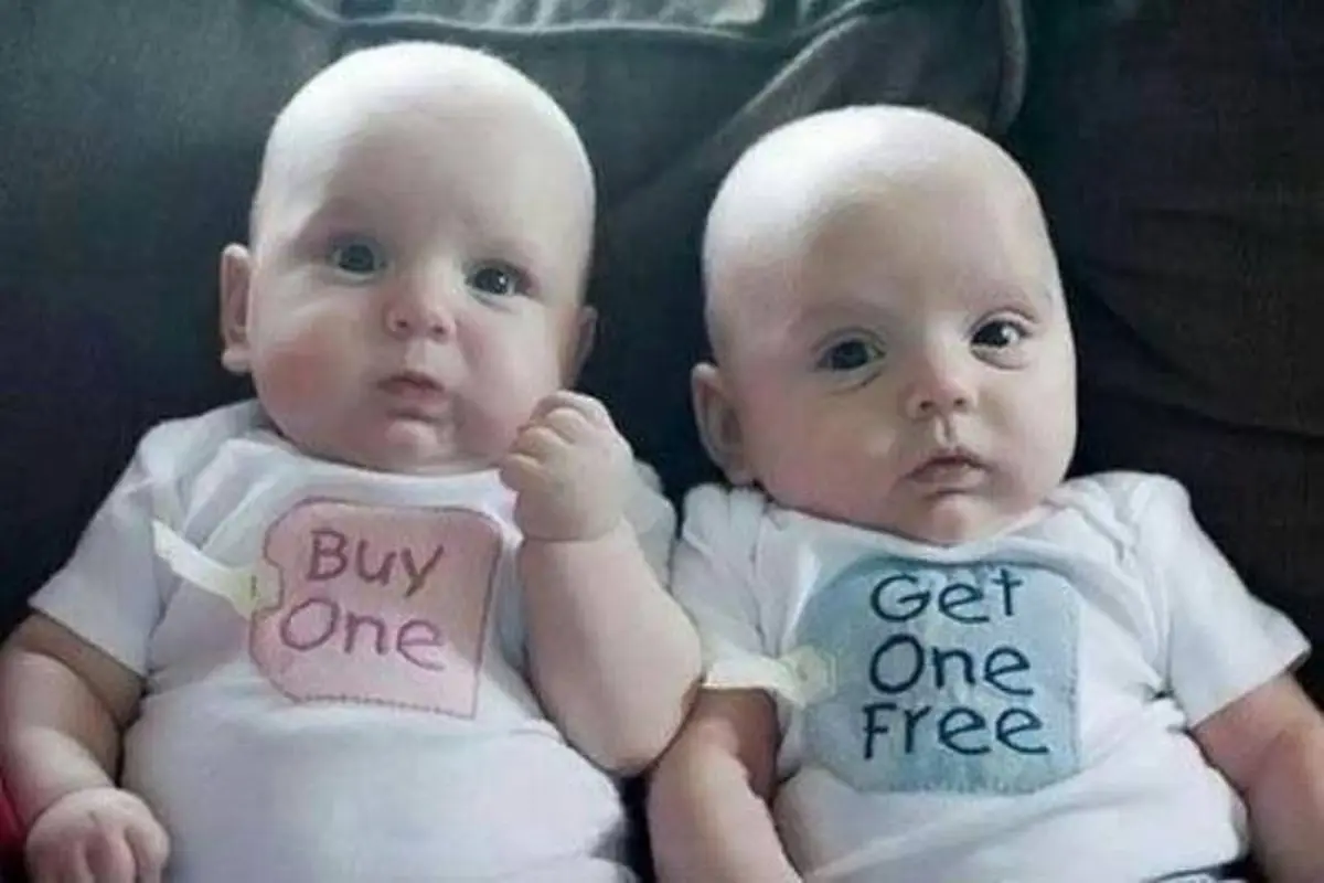 8 Pakaian 'Couple' Bayi Kembar Bakal Bikin Kamu Menjerit Gemas