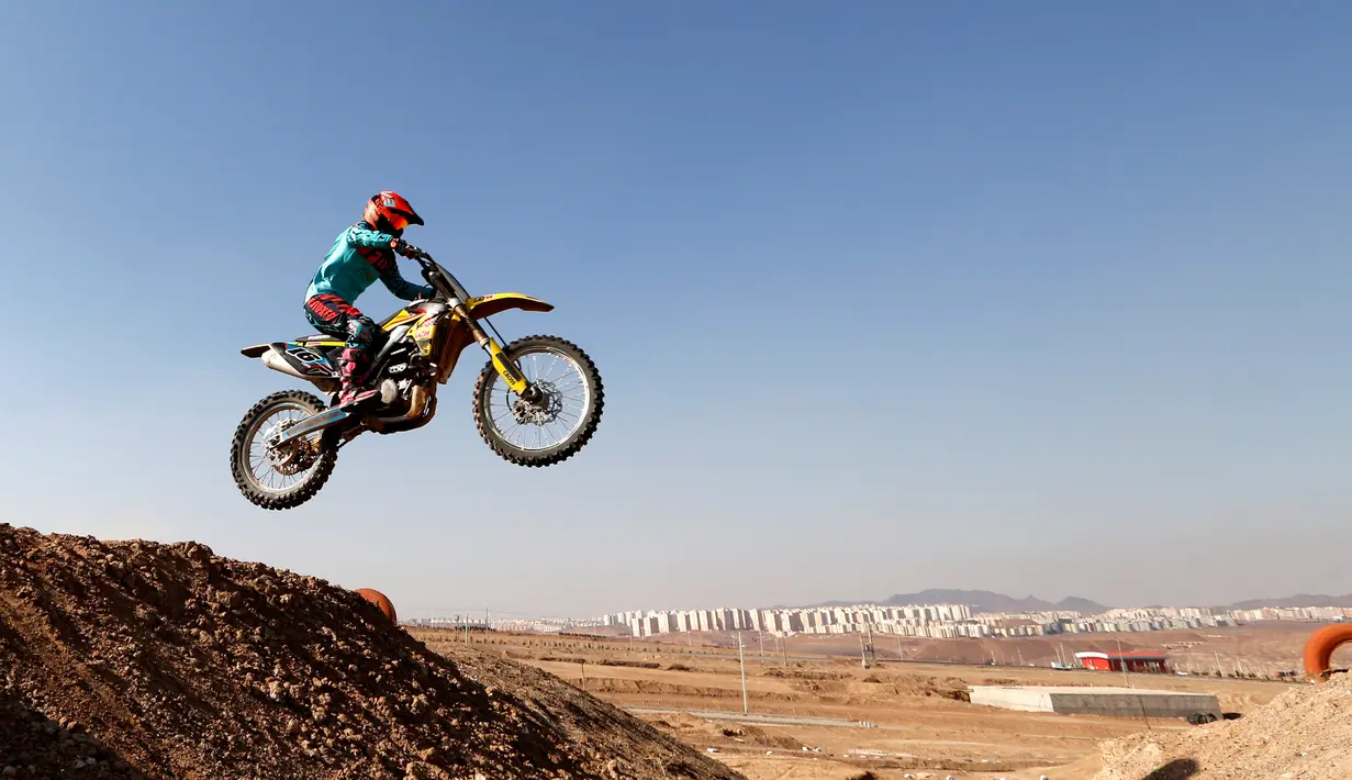 Aksi Behnaz Shafiei saat latihan di Parand, Teheran (27/2). Crosser cantik 28 tahun itu merupakan Juara Motocross Iran. (AFP PHOTO/Atta Kenare)