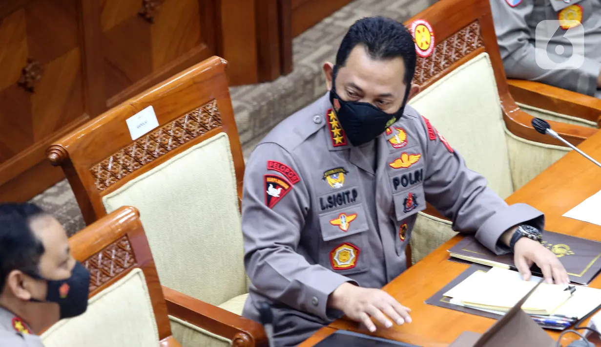 Kapolri Jenderal Listyo Sigit Prabowo saat rapat kerja dengan Komisi III DPR di Kompleks Parlemen, Jakarta, Rabu (16/6/2021). Rapat membahas realisasi program prioritas Kapolri, pengungkapan kasus-kasus aktual, dan tindak lanjut atas pengaduan masyarakat. (Liputan6.com/Angga Yuniar)