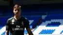 Kiper baru Real Madrid, Andriy Lunin berpose di lapangan saat presentasi di Stadion Santiago Bernabeu, Madrid, Spanyol, Senin (23/7). Dibeli sejak muda, Andriy Lunin diharapkan akan menjadi kiper masa depan Real Madrid. (JAVIER SORIANO/AFP)