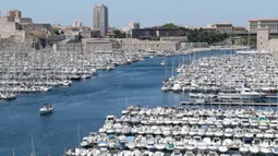 Suasana Vieux Port yang merupakan pelabuhan tua dan bersejarah di kota Marseille dimana jaman dahulu sebagai pelabuhan pintu masuk ke Prancis. (Bola.com/Vitalis Yogi Trisna)