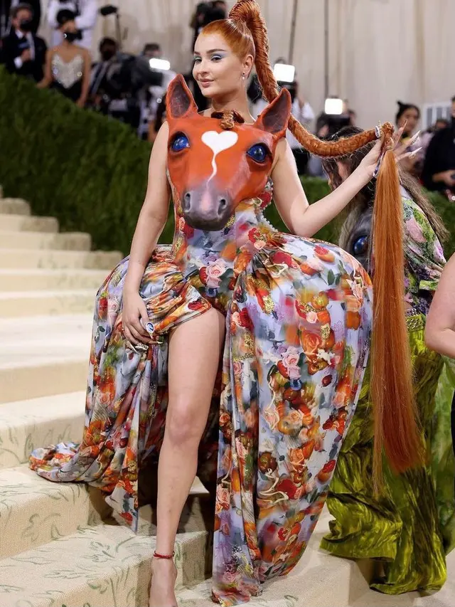 9 Seleb Berbusana Super Unik di Met Gala 2021, Kim Kardashian Tampil ‘Tanpa Wajah’