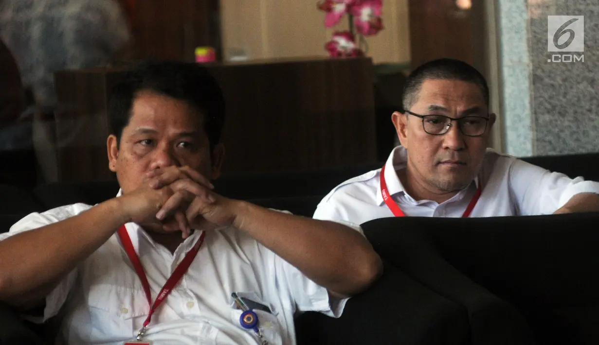 Anggota Komisi XI DPR, Sukiman (kanan) memenuhi panggilan penyidik KPK, Jakarta, Senin (25/3). Politikus PAN itu diperiksa sebagai tersangka kasus dugaan suap pengurusan dana perimbangan untuk Kabupaten Pegunungan Arfak pada APBN-P 2017 dan APBN 2018. (merdeka.com/Dwi Narwoko)