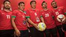 Barisan para Kapten Timnas Indonesia dari kiri, Ponaryo Astaman, Bima Sakti, Robby Darwis, Bambang Pamungkas, Firman Utina saat berfoto sebelum mengikuti Kongres Tahunan PSSI 2017 di Bandung, (8/1/2017). (Bola.com/Vitalis Yogi Trisna)