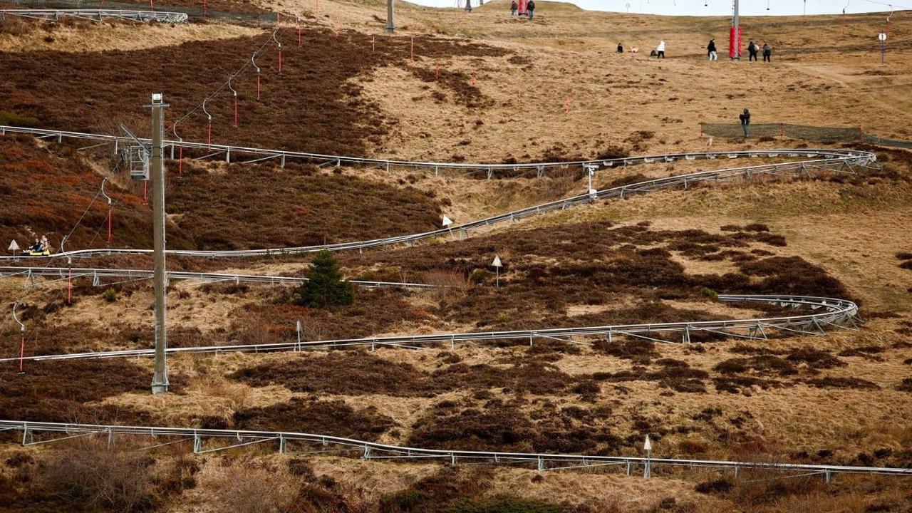 Pemandangan resor ski Hautacam di Beaucens, Hautes-Pyrenees, Prancis, pada 20 Februari 2024.&nbsp;Resor ski Hautacam yang biasanya ramai wisatawan kini menghadapi musim dingin yang kelam.&nbsp;REUTERS/Stephane Mahe&nbsp;