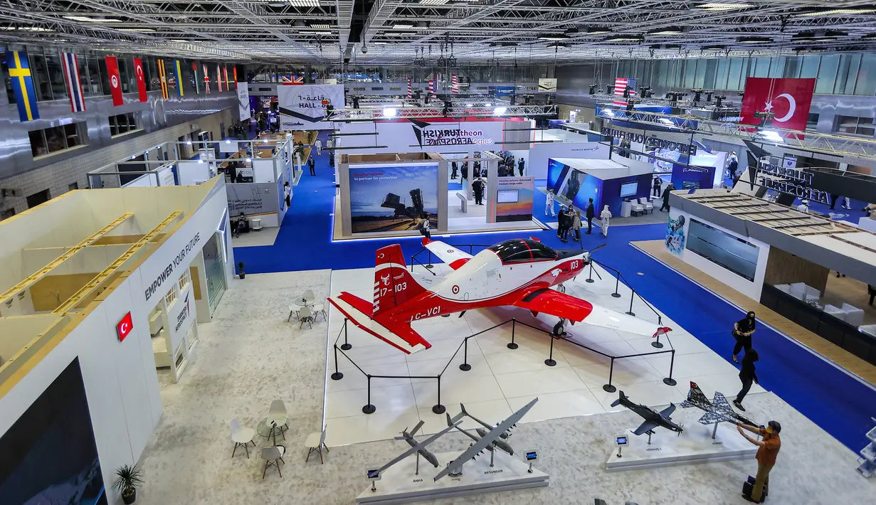 Pesawat latih dan turboprop serangan darat ukuran penuh dari Turkish Aerospace Industries, Hürkuş dipajang dengan model skala pesawat lain pada Pameran Pertahanan Maritim Internasional Doha atau Doha International Maritime Defense Exhibition (DIMDEX) di Doha, Qatar, 21 Maret 2022. (KARIM JAAFAR/AFP)