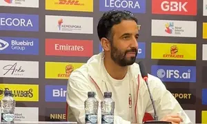 Pelatih AC Milan Ruben Amorim mengikuti konferensi pers di Stadion Utama Gelora Bung Karno, Jakarta, Jumat (7/8/2026). (Bola.com/Hery Kurniawan)