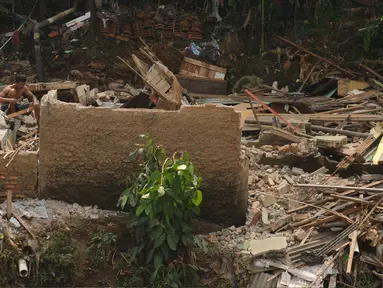 Warga membongkar sisa bangunan di bantaran Kali Ciliwung, Bukit Duri, Jakarta, Rabu (24/8). Pemprov DKI Jakarta merelokasi warga Bukit Duri ke Rusun Rawa Bebek sebagai lanjutan proyek normalisasi Sungai Ciliwung. (Liputan6.com/Helmi Fithriansyah)