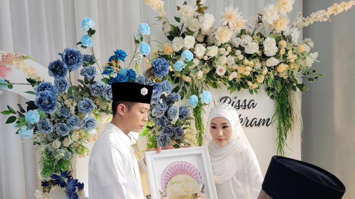 Larissa Chou Kenakan Baju Kurung Putih Berbordir Saat Dinikahi Ikram Rosadi