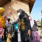 Bupati Banyuwangi Ipuk Fiestiandani (Kiri) memantau  anak stunting  (Istimewa)