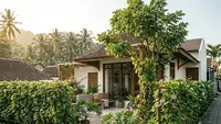 7 Pohon Buah yang Bisa Jadi Pagar Hidup Sekaligus Sumber Pangan untuk Rumah Asri dan Produktif