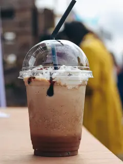 Ilustrasi gelas plastik sekali pakai. (dok. Sandie Clarke/Unsplash)