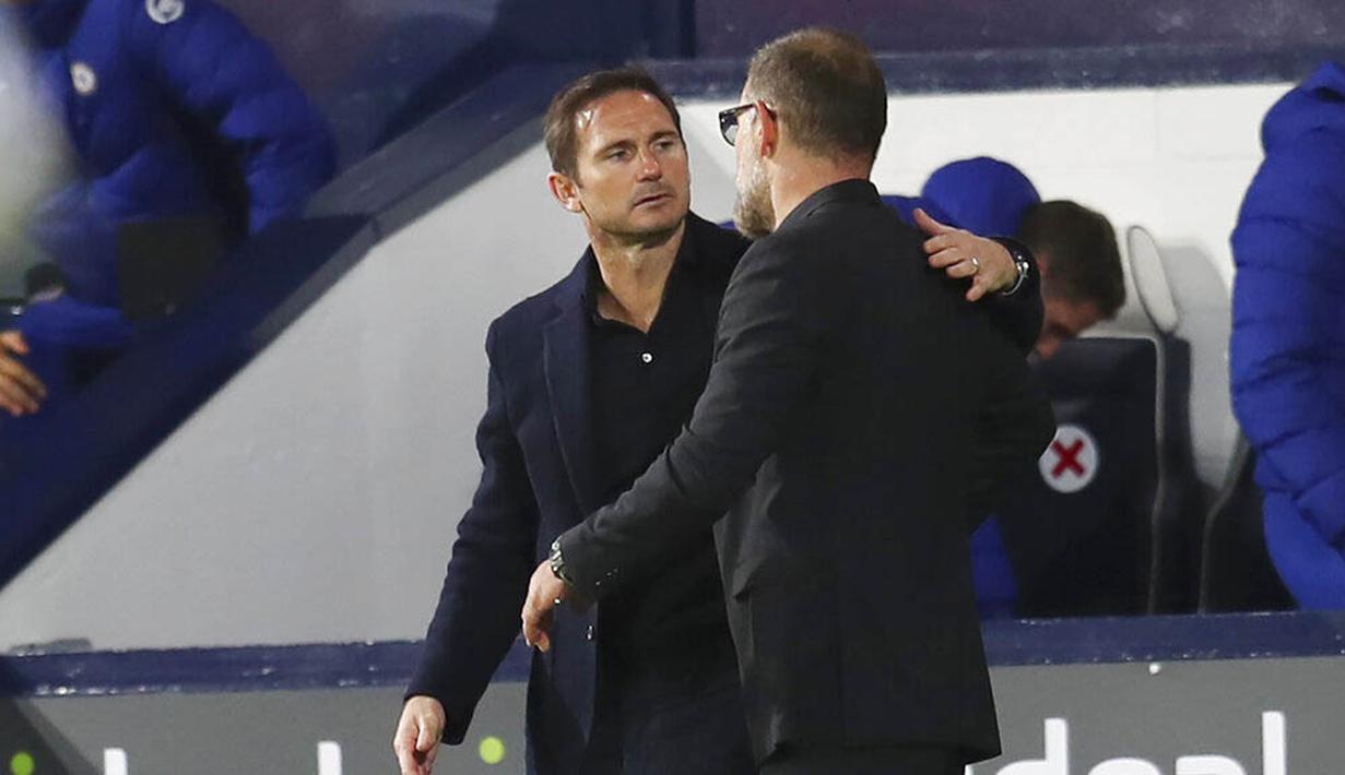 Pelatih Chelsea, Frank Lampard, berbincang dengan pelatih West Bromwich Albion, Slaven Bilic, pada laga Liga Inggris di Stadion Hawthorns, Minggu (27/9/2020). Kedua tim bermain imbang 3-3. (Catherine Ivill/Pool via AP)