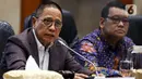 Ketua Komisi XI DPR RI Dito Ganinduto (kiri) saat  konferensi pers di Ruangan Komisi XI, Kompleks Parlemen, Senayan, Jakarta, Selasa (21/1/2019). Konferensi pers tersebut terkait Komisi XI sepakati membantuk Panja pengawasan kinerja industri jasa keuangan. (Liputan6.com/Johan Tallo)