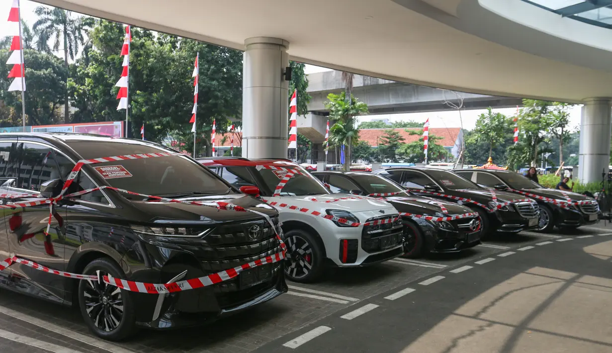 Barang disita berupa lima kendaraan mewah berbagai merek yang diyakini berkaitan dengan kasus Riza Chalid. (merdeka.com/Arie Basuki)