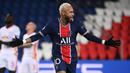 Striker Paris Saint Germain, Neymar, merayakan gol yang dibuatnya melalui eksekusi penalti dalam laga lanjutan Liga Champions 2020/21 melawan RB Leipzig di Parc des Princes Stadium, Paris, Rabu (25/11/2020). PSG mengalahkan Leipzig dengan skor 1-0. (AFP/Franck Fife)